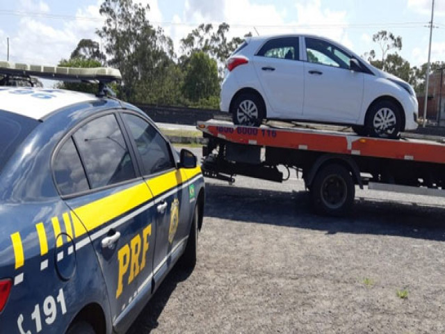 Homem  preso com carro roubado aps veculo ficar sem combustvel