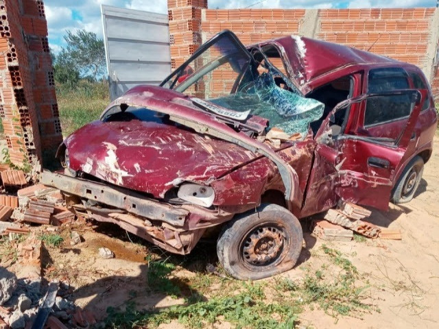 Homem morre e sua me fica ferida, vtimas de acidente com carro no municpio de Serrolndia