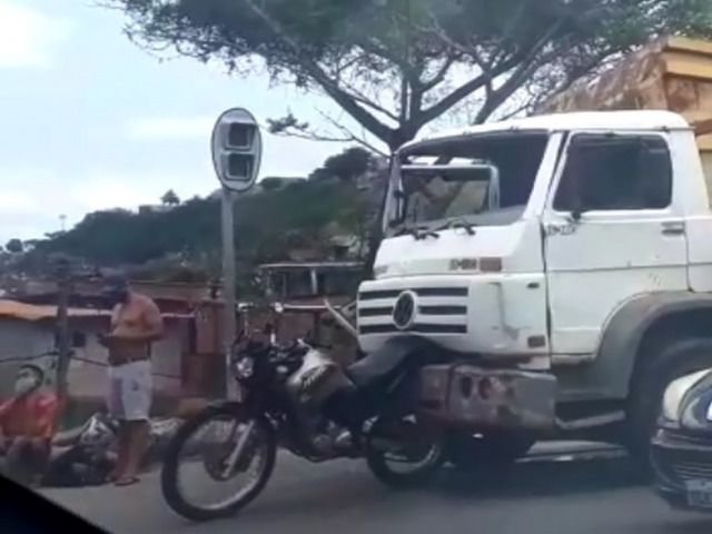 Acidente entre carro, carreta e moto deixa feridos na Avenida Suburbana, em Salvador