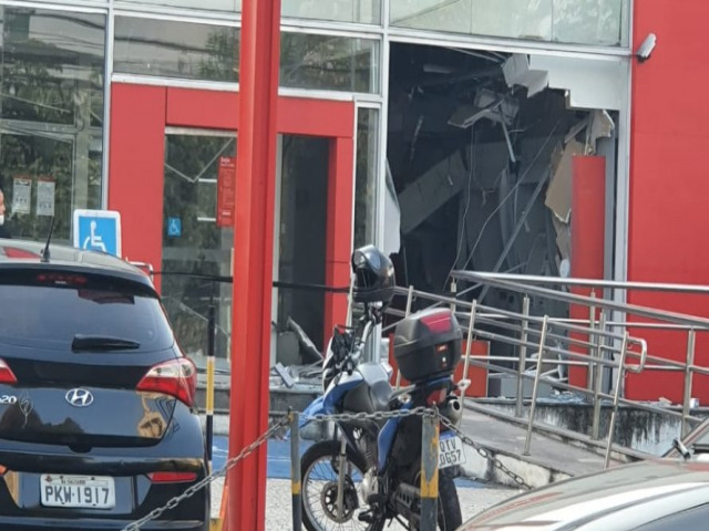 Homens explodem agncia bancria e fazem populao de refm no Cabula, veja vdeo