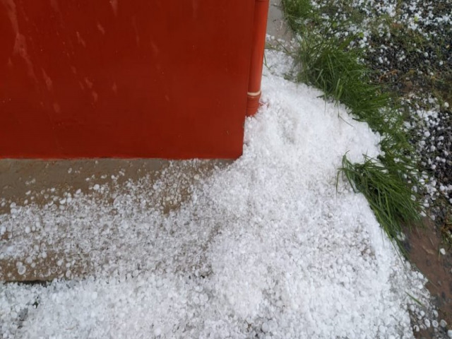 Chuva de granizo danifica telhado de casas em Lus Eduardo Magalhes