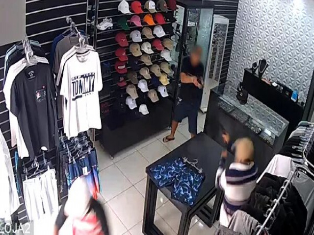 Imagens mostram momento em que dono de loja dispara contra bandidos durante assalto, veja vdeo