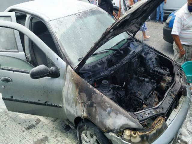 Carro pega fogo em rua no Centro de Conceio do Coit
