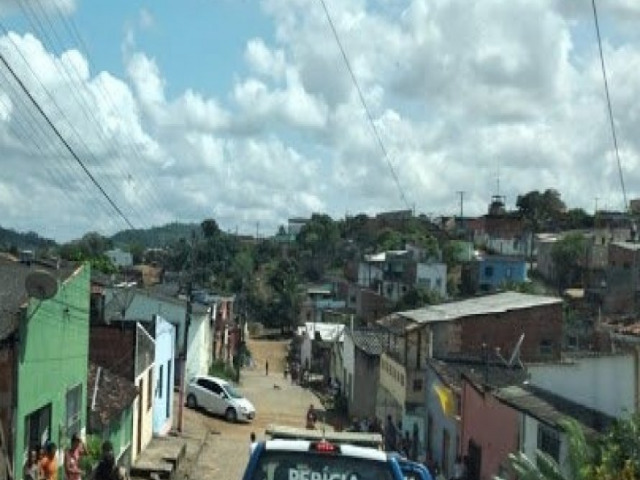 Homens armados invadem casas e matam trs pessoas no interior da Bahia