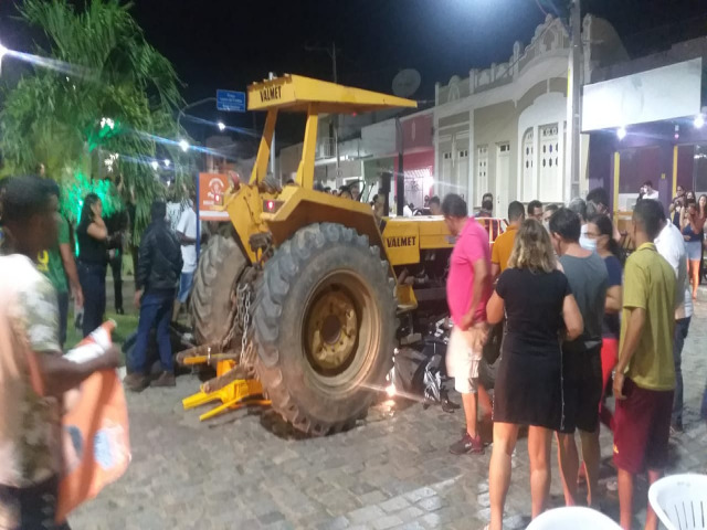 Miguel Calmon; condutor perde controle da direo de trator e atropela motociclistas na praa Lauro de Freitas