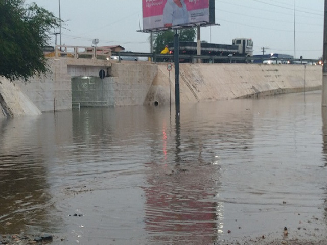 Chuva forte na tarde desta segunda-feira causa mais transtornos em Juazeiro, veja vdeos