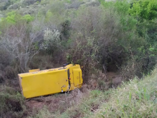 Um dia aps veculo com 4 pessoas capotar, carro-forte e uno colidem no mesmo trecho da BA-120 em Valente