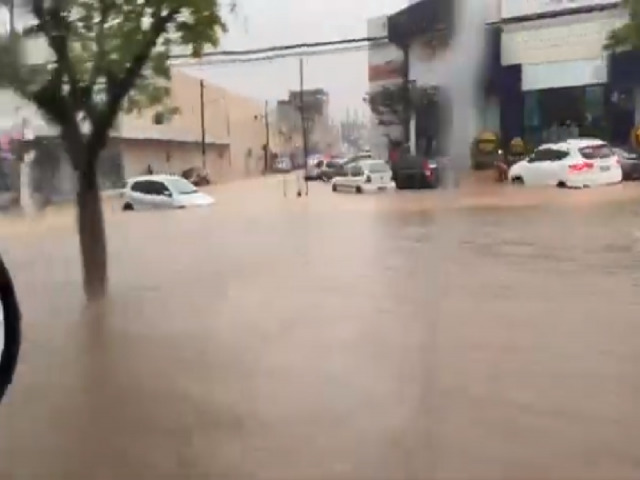 Fortes chuvas causam alagamentos no centro de Barreiras-BA, veja vdeos