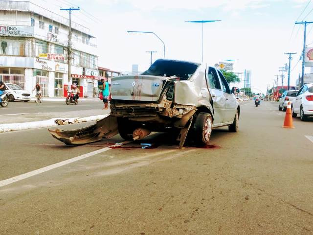 Feira de Santana: Uma pessoa morre em acidente entre veculo de aplicativo e moto