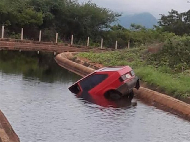 Veculo cai dentro de canal de irrigao