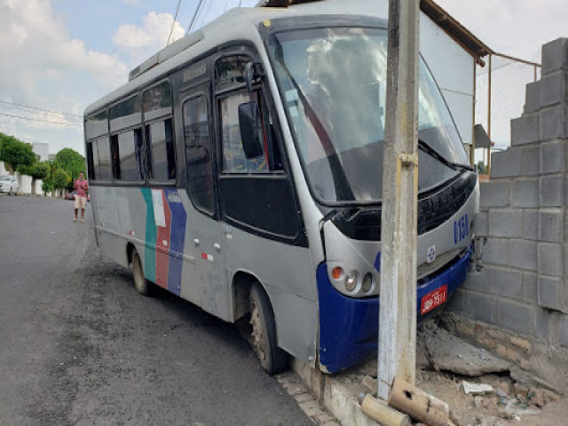 nibus desgovernado desce ladeira e colide em muro prximo ao cemitrio de Jacobina