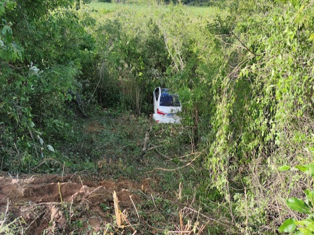 Condutor de Corolla cai em ribanceira na Serra do Tombador em Jacobina