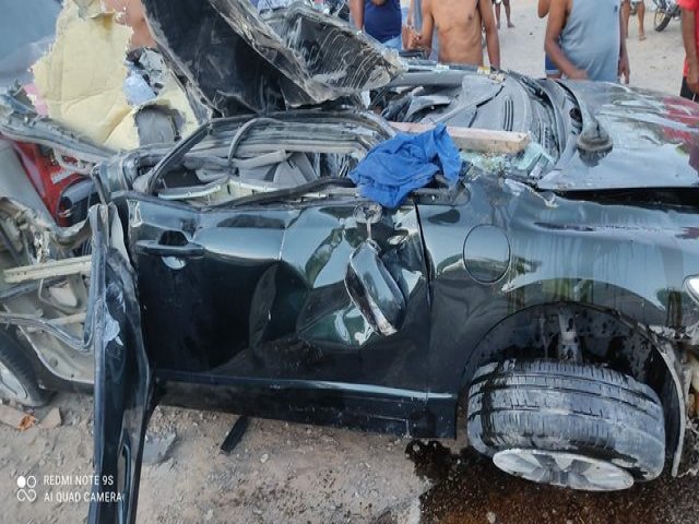 Grave acidente neste domingo(20) em Ruy Barbosa-BA; veculo fica totalmente destrudo.