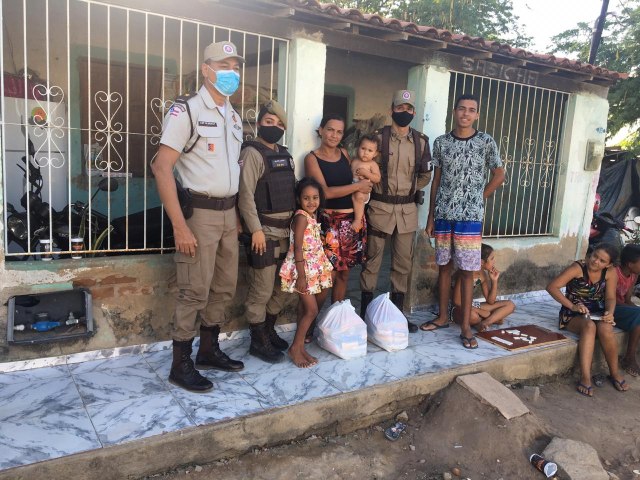 Polcia Militar entrega alimentos arrecadados em Campanha Solidria de Natal a famlias carentes em Capim Grosso e Vrzea da Roa