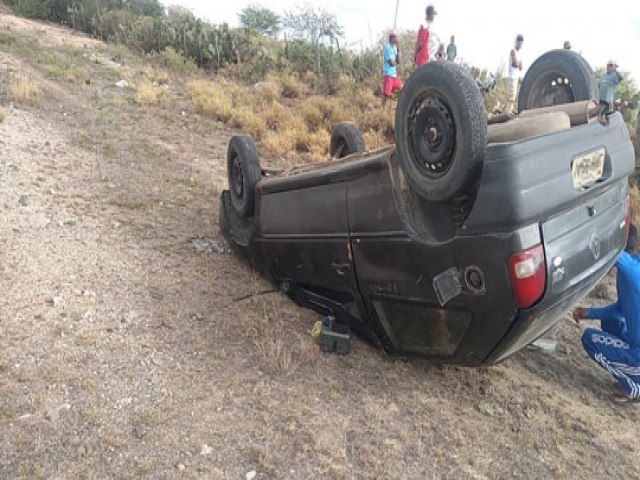 Taxista morre aps carro capotar em Santaluz