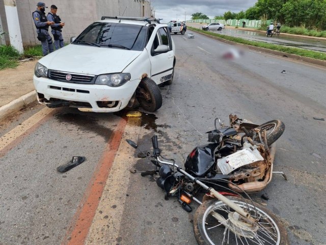 Mulher morre e outra fica ferida aps serem atingidas por 2 carros ao atravessarem avenida por canteiro em MT