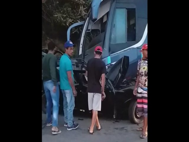 Quatro ocupantes de carro morrem aps batida com nibus na BA-262, entre Poes e Nova Cana