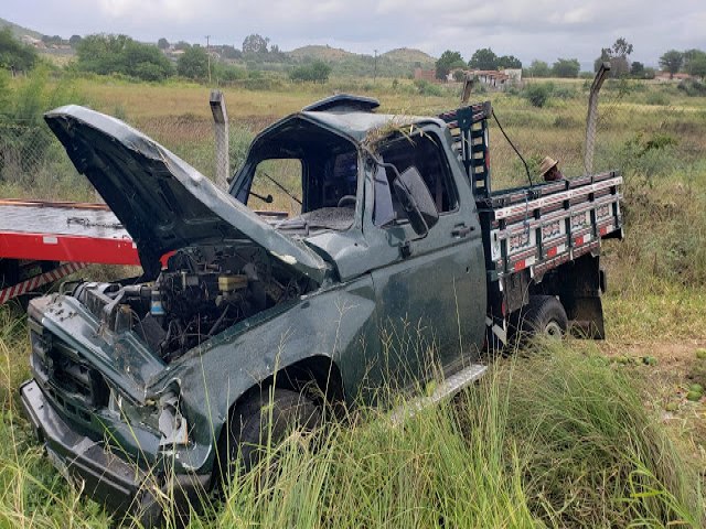 Condutor de veculo D20 cai em ribanceira prximo ao Aeroporto 2 de Julho em Jacobina, veja vdeo