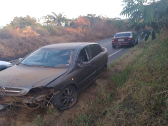 Carro roda na pista e sobe em barranco na tarde deste sbado (02/01) em Piritiba/BA; ocupantes tiveram ferimentos leves