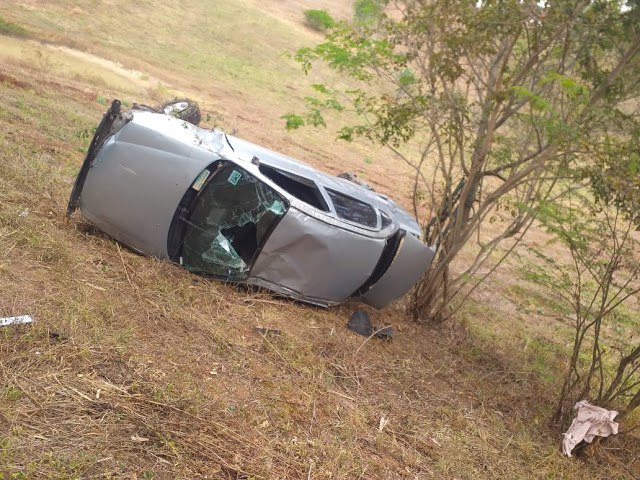 Carro capota na BA-130, no municpio de Mairi