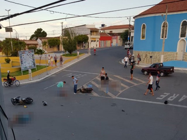 Trs jovens ficam feridos em coliso entre duas motos no Centro de Queimadas