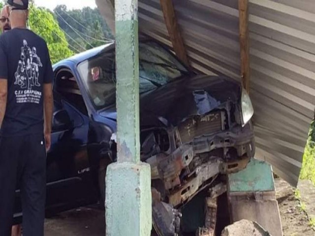 Carro invade ponto de nibus, mata uma pessoa e fere outra em Ibicara