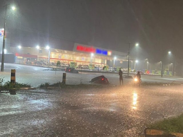 Carros ficam presos em alagamentos aps chuva forte em Lus Eduardo Magalhes