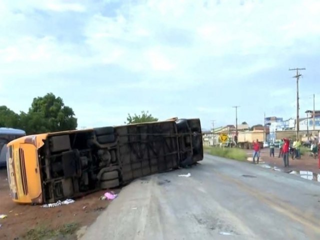 Barreiras: cinco pessoas morrem e mais de 20 ficam feridas aps nibus tombar em rodovia