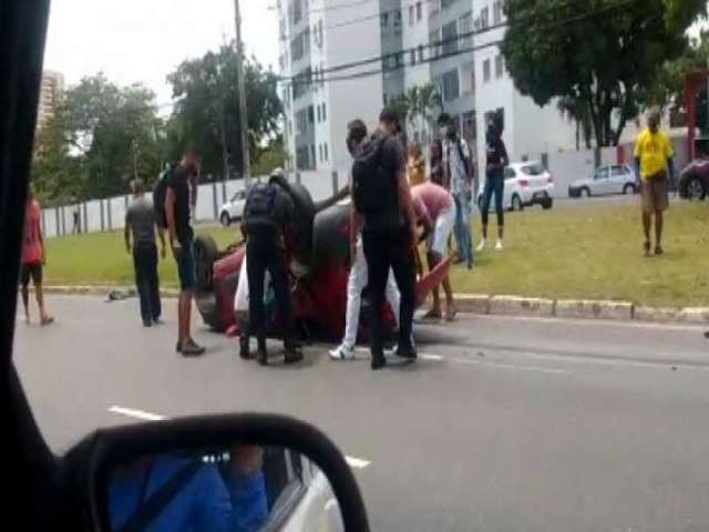 Salvador: Bandidos em fuga provocam acidente na Avenida Paralela; veja vdeo