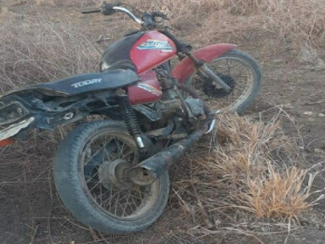 Quixabeira: Motocicleta  encontrada supostamente abandonada na regio de Baixa Grande