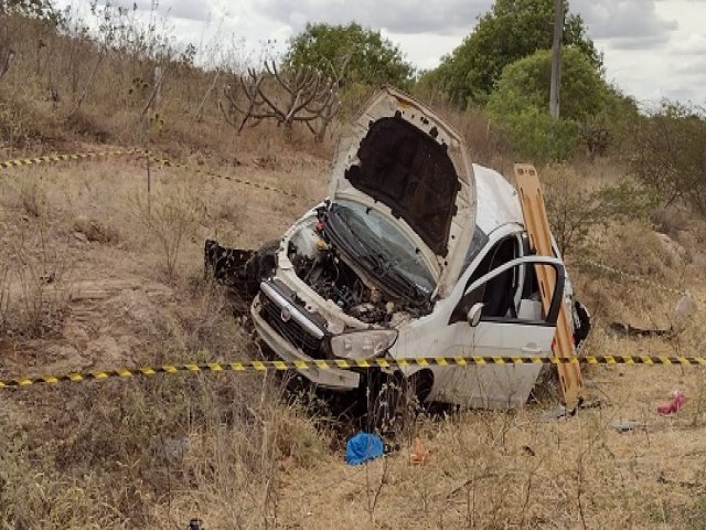 Idoso morre e 4 pessoas da mesma famlia ficam feridas aps carro capotar em Queimadas