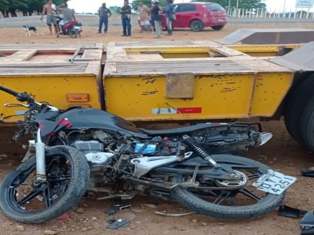 Jacobina: Motociclista morre ao colidir com carreta estacionada no contorno de Lages do Batata; garupa fica ferido