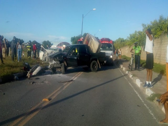 Um homem morre e outras duas pessoas ficam feridas aps batida entre txi, caminhonete e moto na Bahia