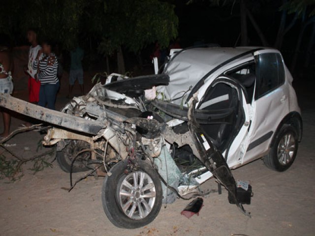 Coliso entre carro e moto deixa dois mortos na BR-116, em Serrinha