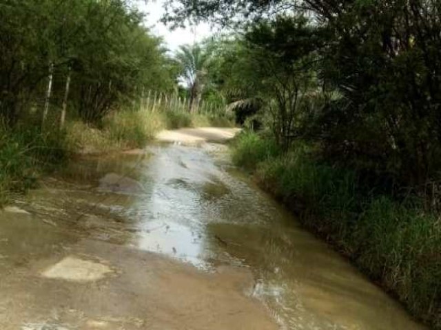 Piritiba-BA: Adutora se rompe na estrada vicinal que liga a sede do municpio ao povoado do Sumar; EMBASA realiza o reparo.