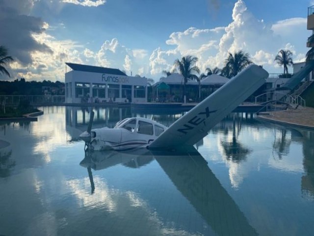 Avio monomotor cai em piscina de resort e deixa 3 feridos