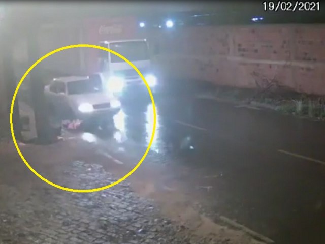 VDEO: Motorista passa com carro por cima de motociclista aps acidente em Brumado-BA