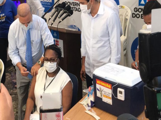 Primeira pessoa vacinada na Bahia pega Covid-19 antes de tomar a 2 dose