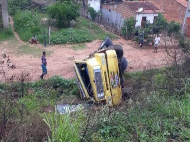 Caminhoneiro de Jacobina sofre acidente no municpio de Morro do Chapu