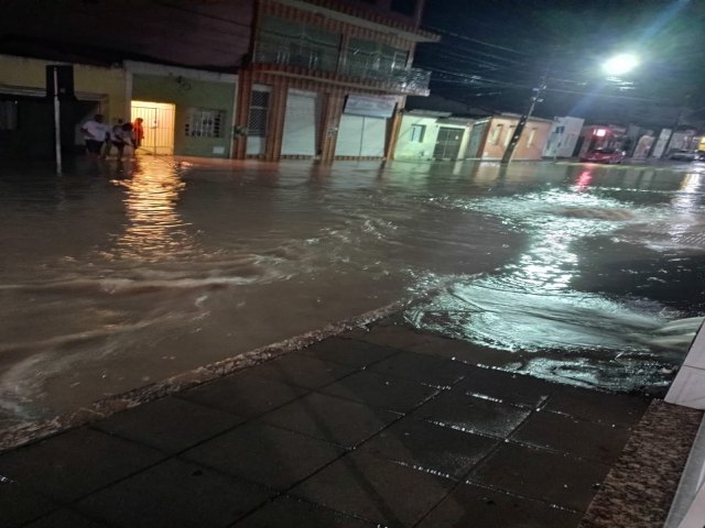 Forte chuva alaga ruas e invade imveis no municpio de Piritiba-BA, veja vdeo