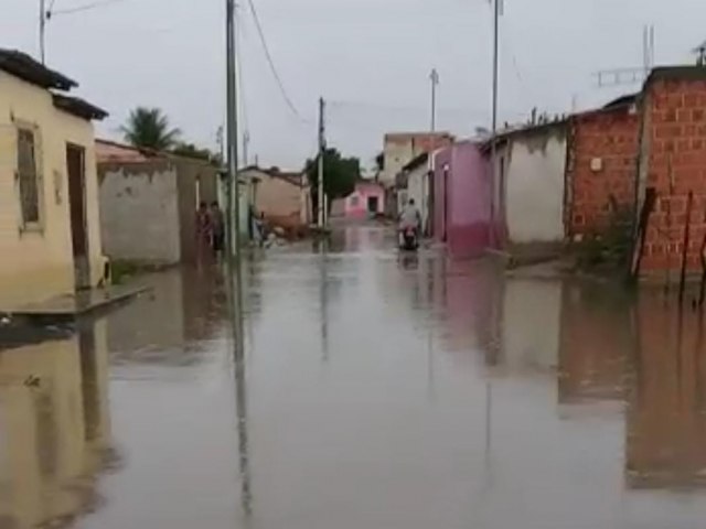 Jacobina: Chuva alaga ruas e invade casas no distrito de Novo Paraso, veja vdeo