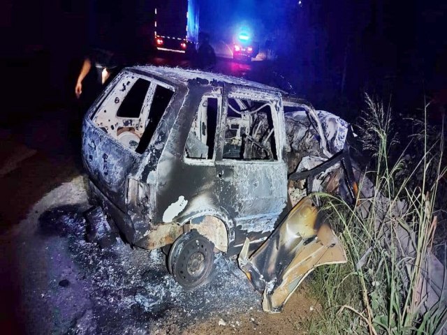 Itabela: Carro pega fogo em acidente na BR-101; estudante  salvo por caminhoneiro
