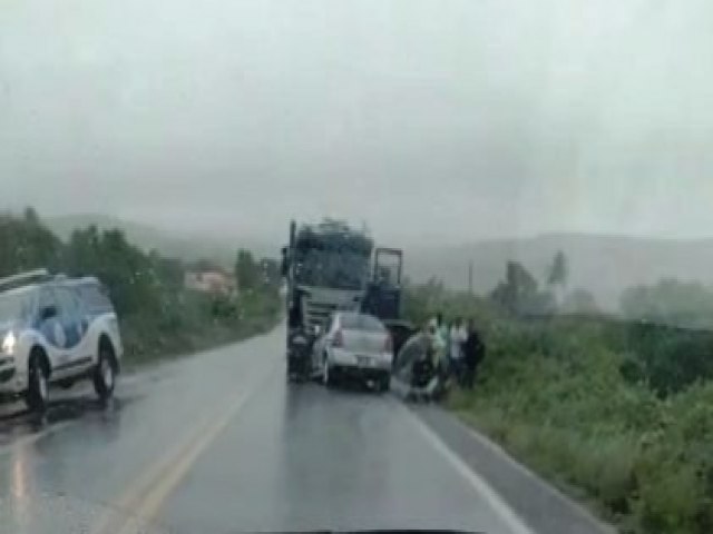 Coliso frontal entre carreta e Astra deixa um morto na BR 410