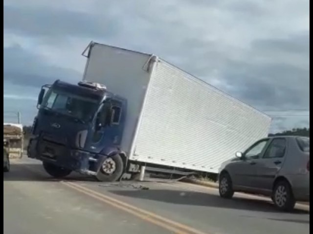 Condutor de caminho ba sofre acidente na BR 324, altura do Bairro Mutiro em Jacobina