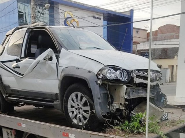 Jovem de Santaluz morre aps carro em que estava capotar na BA-120