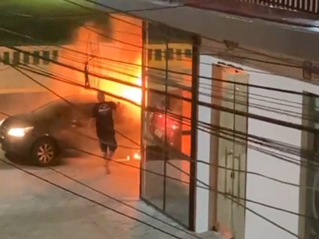 Carro pega fogo no centro de Jacobina; veja vdeo