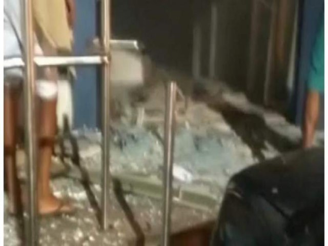 Salvador: Grupo explode agncia bancria e faz rodovirios de escudo humano no bairro de Pau da Lima, veja vdeo