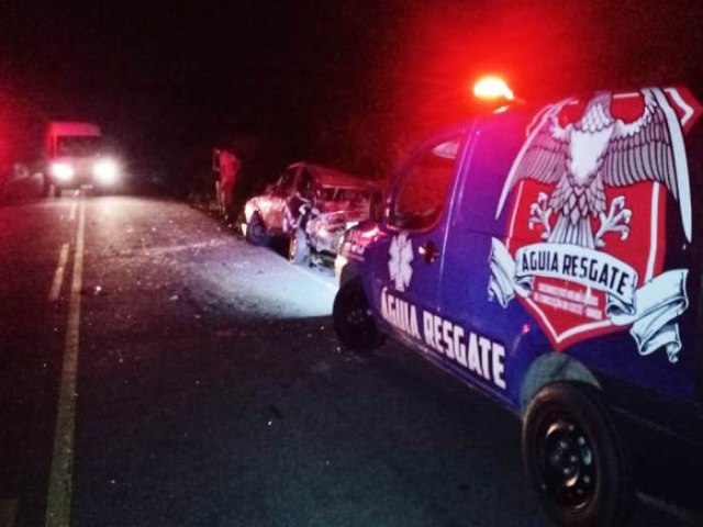 Carros ficam parcialmente destrudos em coliso na BA 409