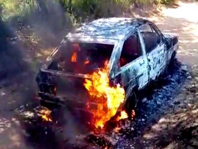 Jacobina: Carro pega fogo em estrada na regio de Itapeipu