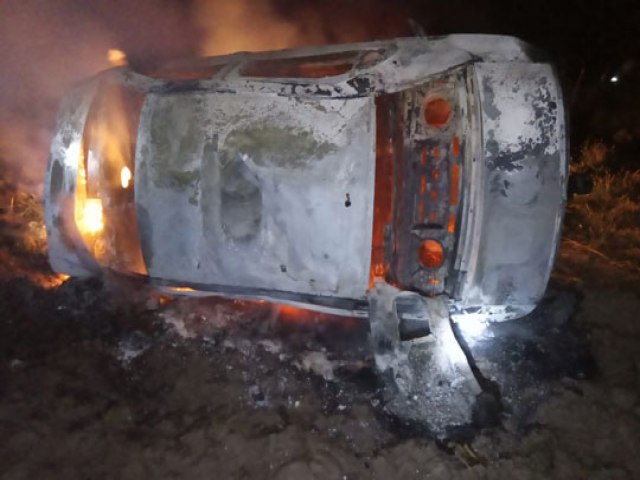 Homem morre ao ser arremessado de carro durante capotamento em Conceio do Coit; veculo fica destrudo aps pegar fogo